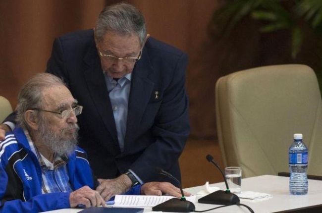 Raúl y Fidel Castro en el último congreso del Partido Comunista.-AP ISMAEL FRANCISCO