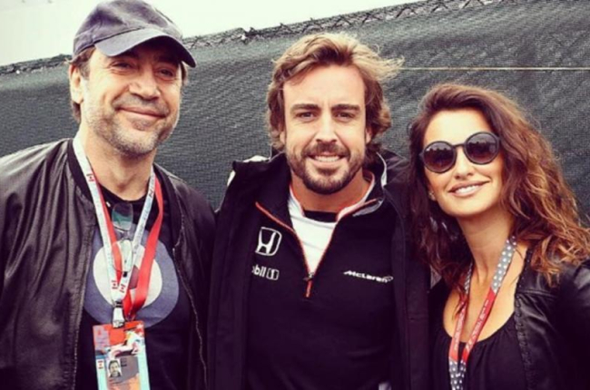 Fernando Alonso, entre Javier Bardem y Penélope Cruza poco antes del Gran Premio de Canadá que se ha disputado este domingo.-INSTAGRAM