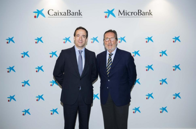 Gonzalo Gortázar, consejero delegado de CaixaBank, y Antoni Vila, presidente de MicroBank.-MAXIMO GARCIA DE LA PAZ