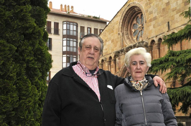 Francisco Javier Arigita y Luisa Soria, junto a la iglesia de Santo Domingo.-VALENTÍN GUISANDE