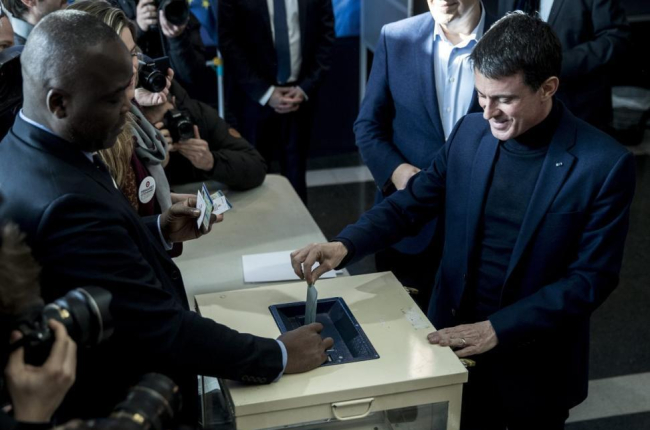 Manuel Valls vota en la primera vuelta de las primarias de la izquierda francesa.-ETIENNE LAURENT / EFE