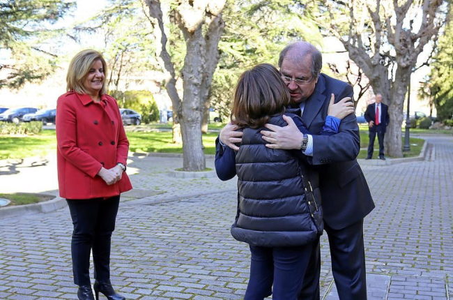 Herrera abraza a Sáenz de Santamaría a la entrada del Colegio de la Asunción, en presencia de Báñez.-ICAL
