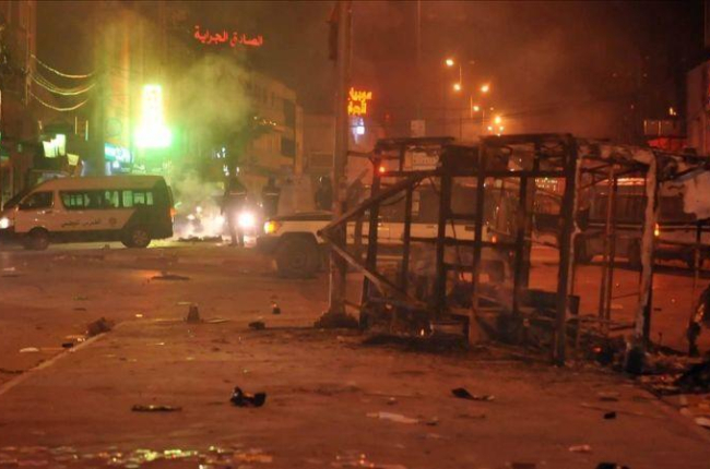 Incidentes en Ettadhamen, en las afueras de Túnez, en la noche del lunes.-AFP / SOFIENE HAMDAOUI