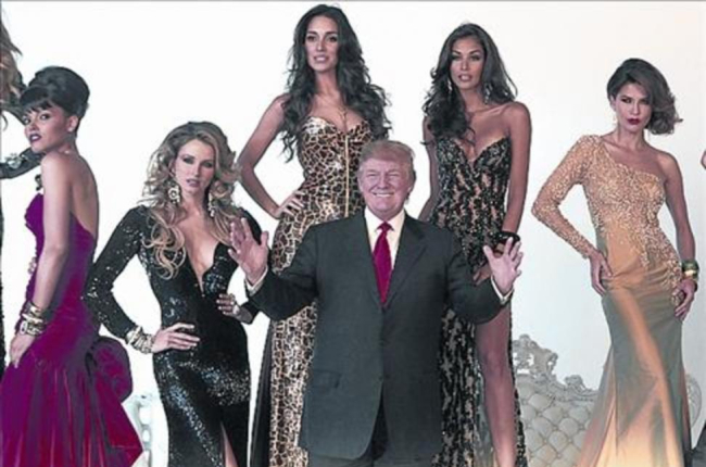 Donald Trumpo, en el 2011, con varias exmisses Universo.-REUERTS / CHRIS PIZZELLO