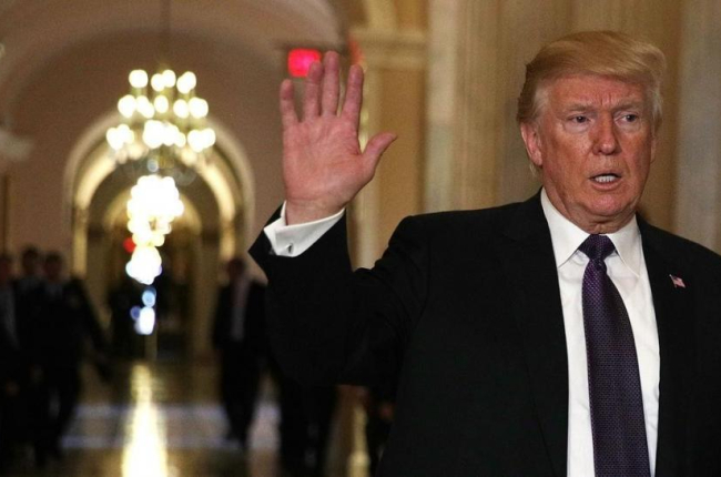 Trump saluda al salir del Congreso tras asistir a una reunión de republicanos, el 16 de noviembre, en Washington-/ AFP / ALEX WONG