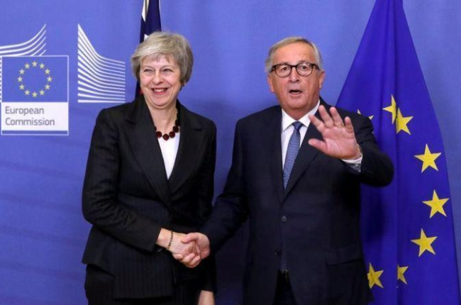 Theresa May y Jean-Claude Juncker, en Bruselas.-REUTERS / YVES HERMAN