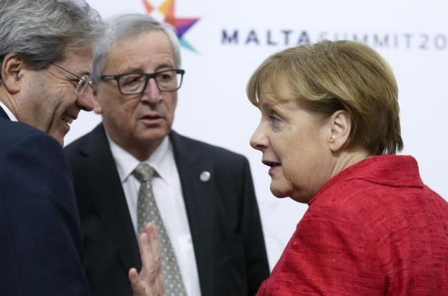 La cancillera alemana, Angela Merkel conversa con el 'premier' italiano, Paolo Gentiloni, junto al presidente de la Comisión Europea, Jean-Claude Juncker, en la cumbre informal de la UE en Malta, el pasado mes de febrero.-EFE / OLIVIER HOSLET