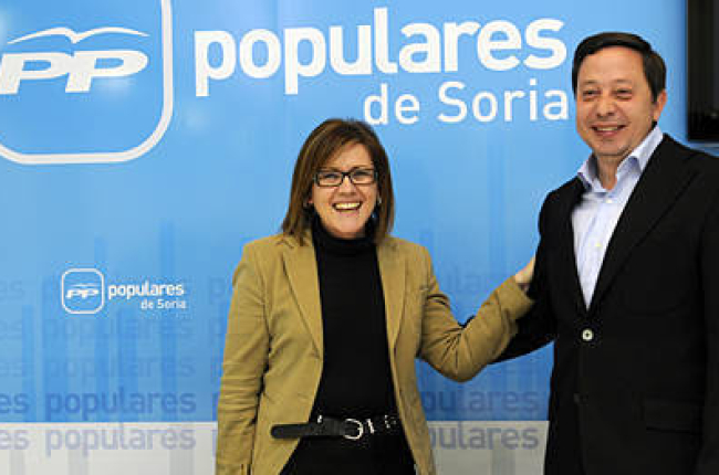 La candidata a la alcaldía por el PP de Soria, María del Mar Angulo, en la presentación de su número dos, Adolfo Sainz. / ÁLVARO MARTÍNEZ-