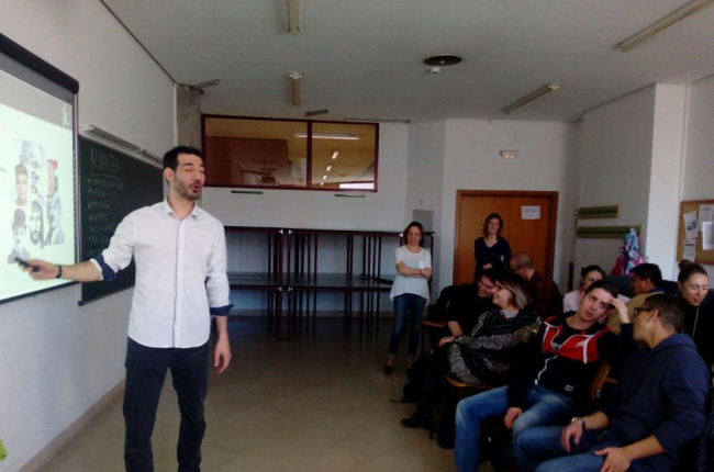 Carlos Barrio imparte un taller en la Universidad de Valladolid.-CEDIDA