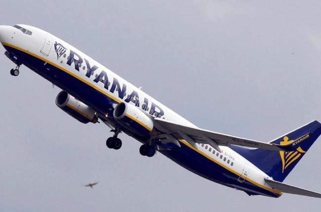 Un avión de Ryanair en una imagen de archivo.  /-REGIS DUVIGNAU
