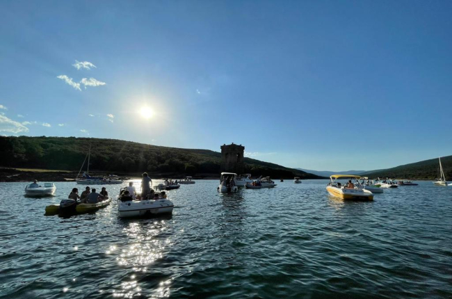 Un momento de la Romería de la Virgen del Carmen, ayer, en el Embalse de la Cuerda del Pozo. HDS