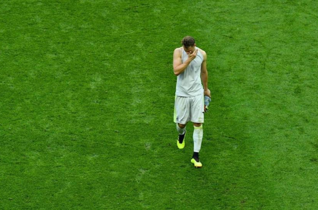 Neuer abandona abatido el césped del Kazán Arena tras la eliminación de Alemania.-/ REUTERS / DYLAN MARTINEZ