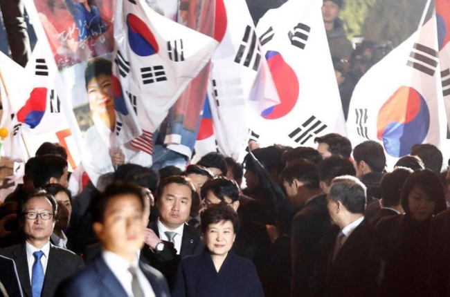 La expresidenta de Corea del Sur, Park Geun-hye, abandona la residencia oficial en Seúl.-KIM KYUNG-HOON