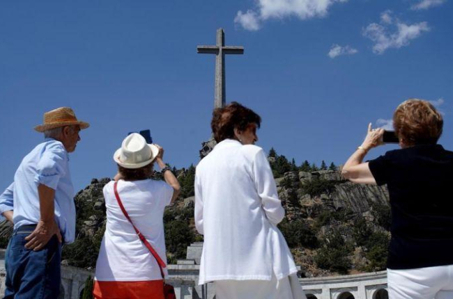 Un grupo de visitantes de Carbonero el Mayor (Segovia) en la explanada del Valle de los Caídos el pasado martes 21.-JOSE LUIS ROCA