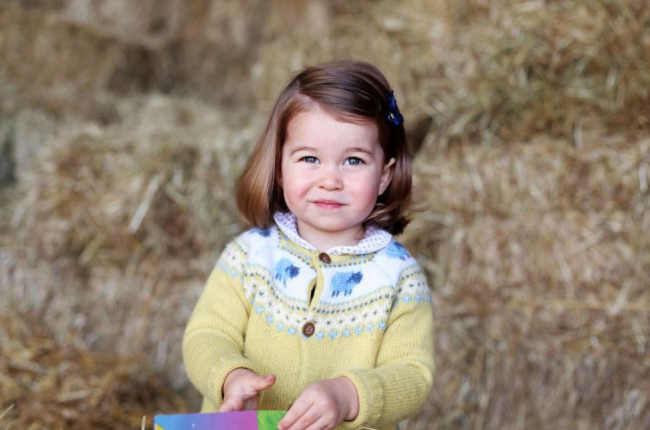 La casa real británica ha distribuido una nueva foto de Carlota, la hermana del príncipe Jorge, con motivo de su segundo cumpleaños.-AP
