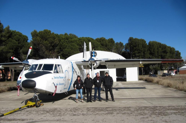Estíbaliz Gascón, José Luis Sánchez, Roberto Weigand y Sergio Fernández junto con el avión equipado con la instrumentación para predecir nevadas.-EL MUNDO
