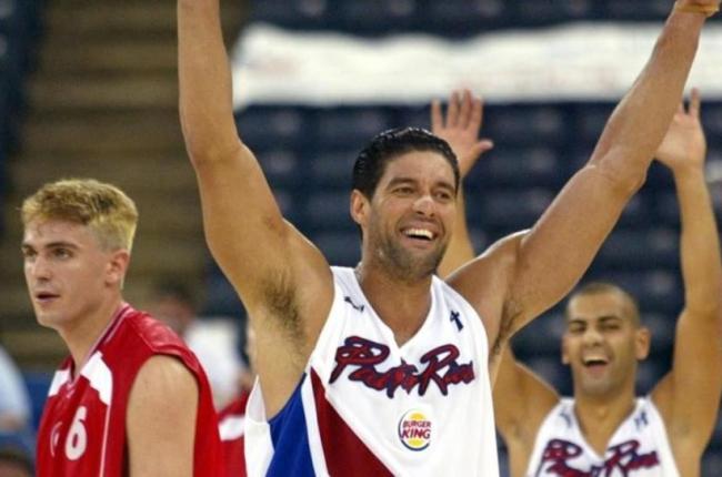 El exjugador puertorriqueño, José 'Piculín' Ortiz, celebra una canasta de su equipo en el Mundial de Indianápolis del 2002.-ADREES LATIF / REUTERS