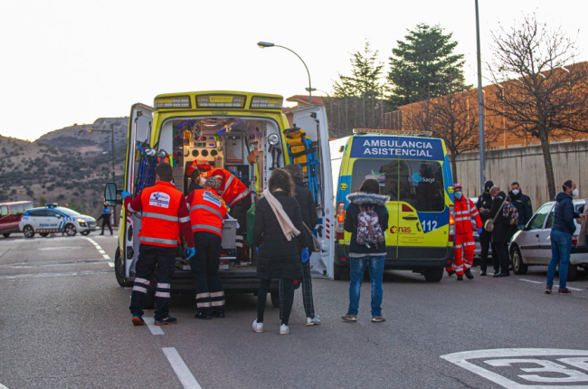 Traslado de los heridos en dos ambulancias tras el doble atropello. MARIO TEJEDOR