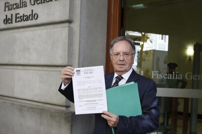 El secretario general de Manos Limpias, Miguel Bernard, en las puertas de la fiscalía con la querella contra Mas en las manos.-ARCHIVO