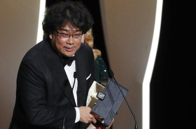 Bong Joon-ho recibe la Palma de Oro de Cannes.-REUTERS / ERIC GAILLARD