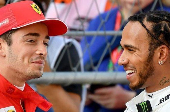 Charles Leclerc y Lewis Hamilton conversan tras el último ensayo de Sochi, donde el joven monegasco ha logrado la ’pole’.-AFP