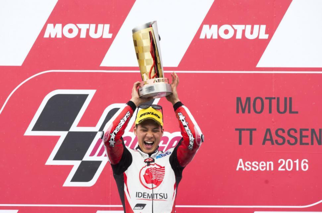Takaaki Nakagami levanta la copa de campeón de Moto2, en el circuito de Assen.-AP