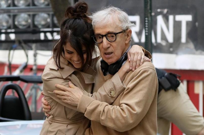 Selena Gómez y Woody Allen, el pasado septiembre en Nueva York, durante uno de sus rodajes.-PIERRE SUU