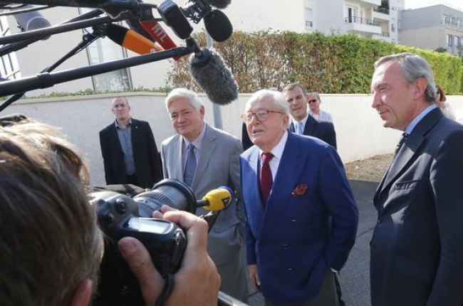 Jean-Marie le Pen ante la sede central de su partido en Nanterre.-Foto:   Jacques Brinon / AP / JACQUES BRINON