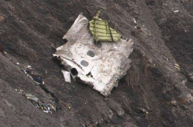 Un pedazo del A320 correspondiente a las ventanillas del avión que se ha estrellado en los Alpes.-DENIS BOIS / AFP