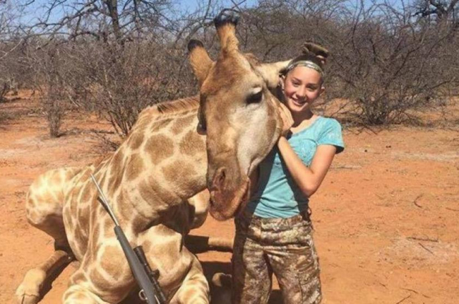 Aryanna Gourdin junto a una de sus presas, una jirafa-FACEBOOK