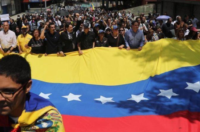 El líder opositor Henrique Capriles (centro), junto a distintos dirigentes del partido opositor Primero Justicia, participa en una caminata que acompaña el cortejo fúnebre del concejal fallecido Fernando Albán, el 10 de octubre del 2018 en Caracas.-EFE / MIGUEL GUTIÉRREZ
