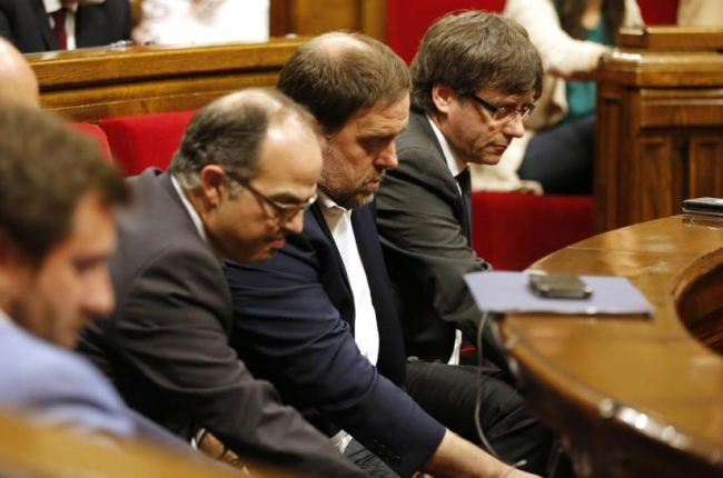 Turull, Junqueras y Puigdemont en una votación en el Paralment.-RICARD CUGAT