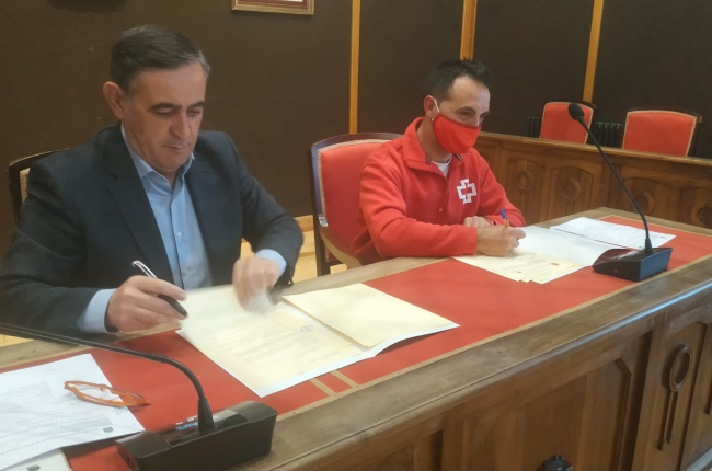 Antonio Pardo y David Crespo, en la firma del convenio en El Burgo de Osma.-HDS
