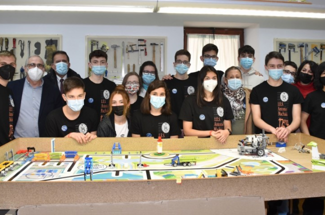 Los alumnos del IES Antonio Machado junto a su proyecto de robótica. HDS