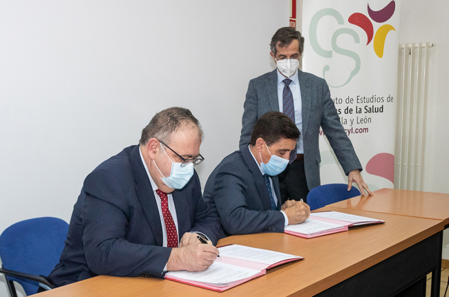 Firma del acuerdo entre el Instituto de Ciencias de la Salud y Caja Rural con asistencia del consejero de Sanidad en marzo. GONZALO MONTESEGURO