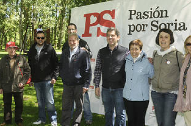 El PSOE con una pancarta de su lema de campaña electoral visitando las actuaciones hechas en el monte Valonsadero. / VALENTÍN GUISANDE-