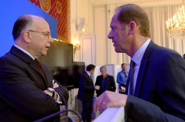 El ministro del interior francés Cazeneuve conversa con el director del Tour, Prudhomme, antes de la rueda de prensa-AFP