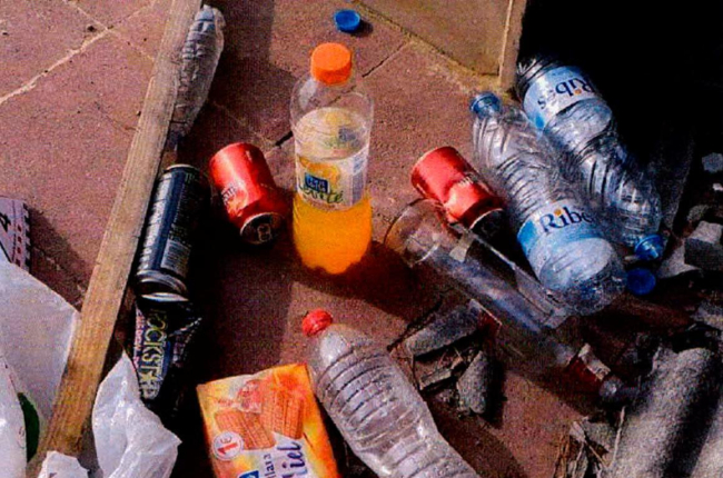 La botella de vodka, entre otros restos dejados por los terroristas. /-EL PERIÓDICO