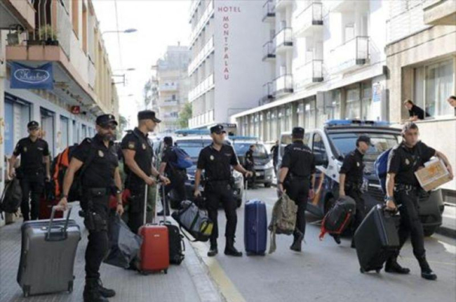 Policías nacionales cuando abandonaron el hotel de Pineda de mar en el que se alojaban tras el 1-O en una imagen de archivo.-EFE / ANDREU DALMAU