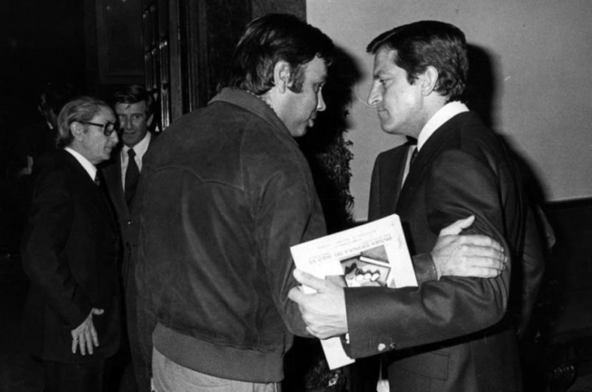Felipe González y Adolfo Suárez conversan en los pasillos del Congreso de los Diputados, en una imagen de 1980.-ARCHIVO