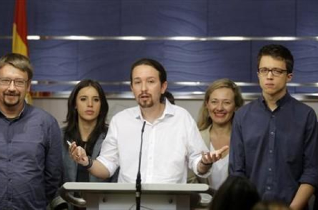 Pablo Iglesias comparece ayer en el Congreso con otros dirigentes de Podemos tras ver al Rey para proponer una coalición de gobierno de izquierdas presidida por Sánchez.-JOSÉ LUIS ROCA