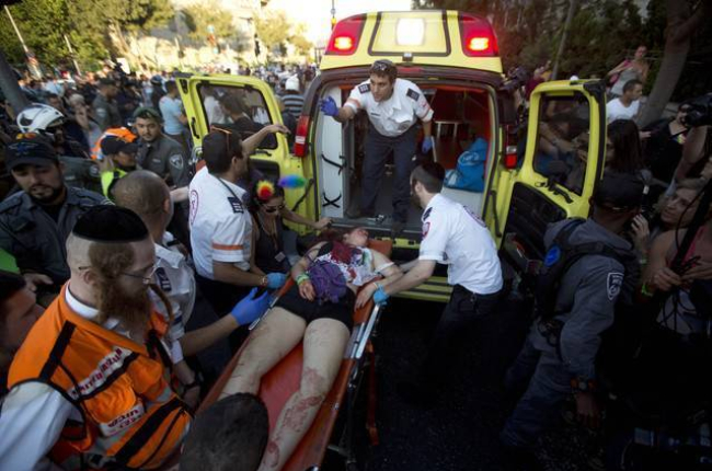 Los médicos, atiendendiendo a uno de los manifestantes heridos en el desfile del Orgullo Gay en Jerusalén el pasado jueves.-Foto: AP / SEBASTIAN SCHEINER