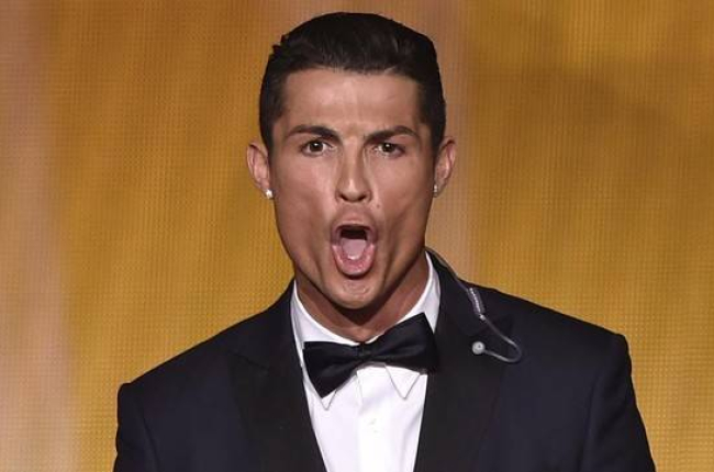 Cristiano Ronaldo grita tras lograr su tercer Balón de Oro.-Foto: AFP / FABRICE COFFRINI