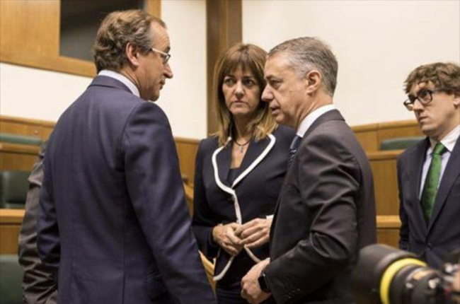 El lendakari Iñigo Urkullu conversa con Idoia Mendia (PSE) y Alfonso Alonso (PP) en la Cámara vasca.-EFE / ADRIÁN RUIZ DE HIERRO