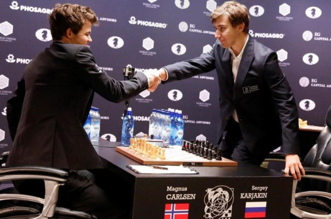 Carlsen y Karjekin firman las tablas en Nueva York.-REUTERS / SHANNON STAPLETON