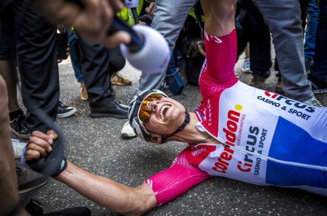 Mathieu van der Poel, en el suelo, tras el esfuerzo por la victoria.-EPA/ANP