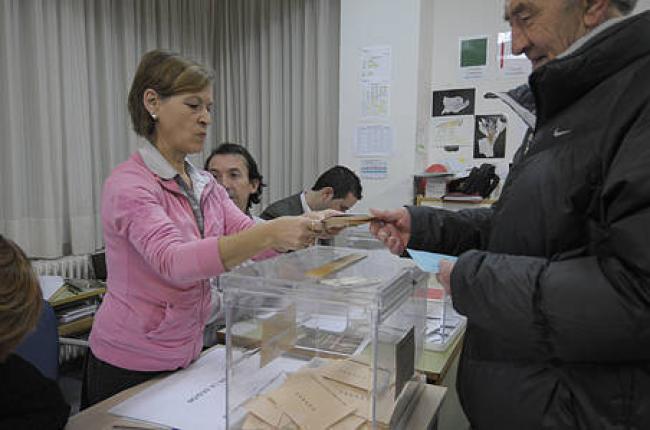 Votantes en un colegio electoral. / V. G.-