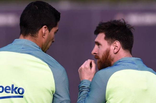 Messi y Suárez conversan en una sesión de entrenamiento del Barcelona.-AFP / LLUIS GENE
