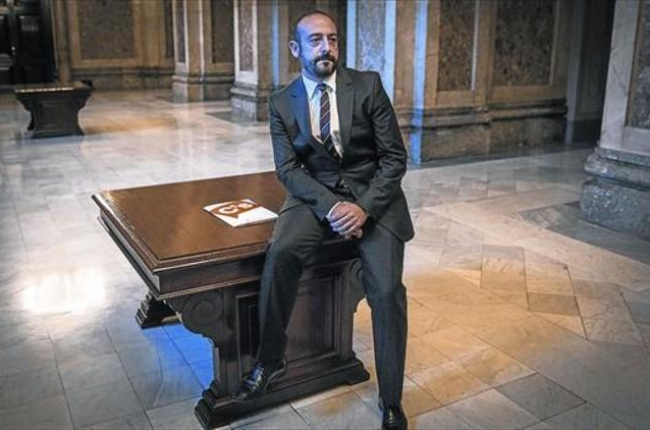 Jordi Cañas, en los pasillos del Parlament, cuando era diputado.-CARLOS MONTAÑÉS