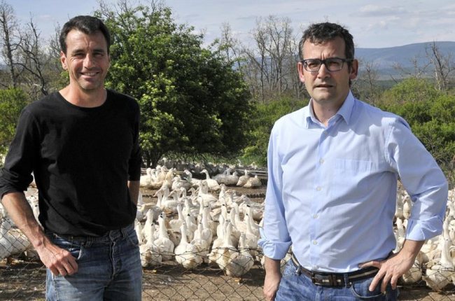 Óscar Caso y Antonio Castilla, en la granja de patos de Canard.-V. Guisande